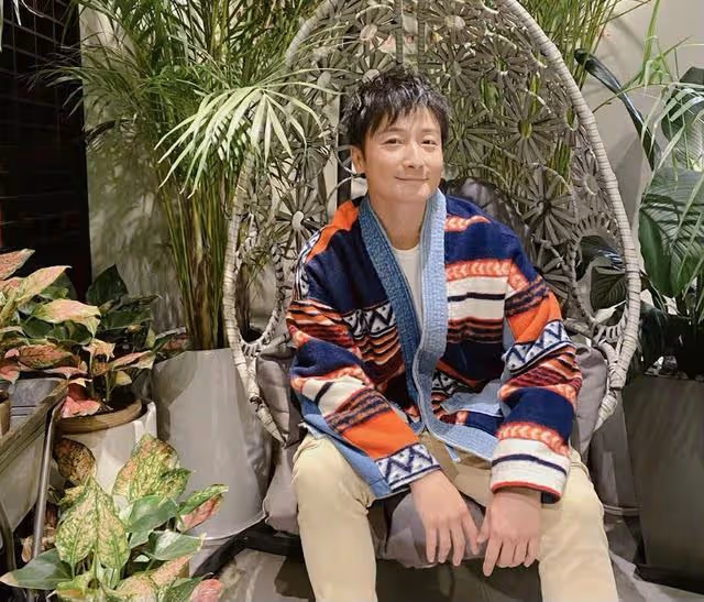 恭喜！香港知名熒幕男神迎來新戀情，女友是藝術家還撞臉港姐冠軍