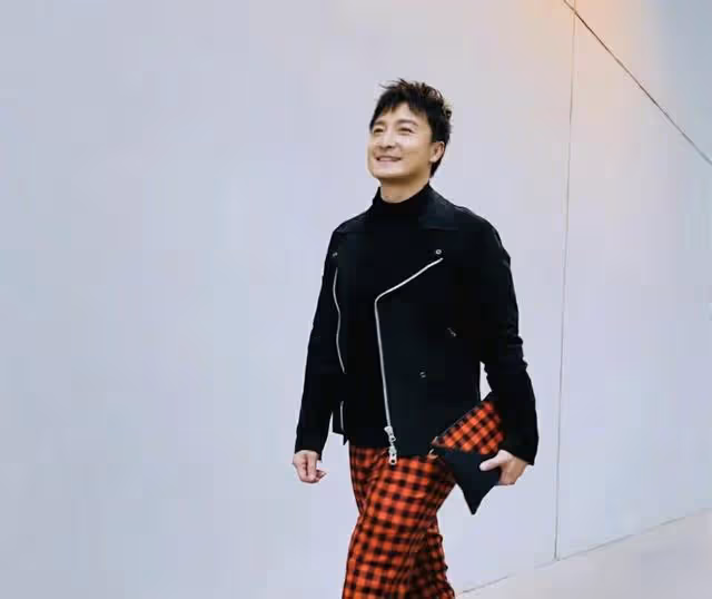恭喜！香港知名熒幕男神迎來新戀情，女友是藝術家還撞臉港姐冠軍