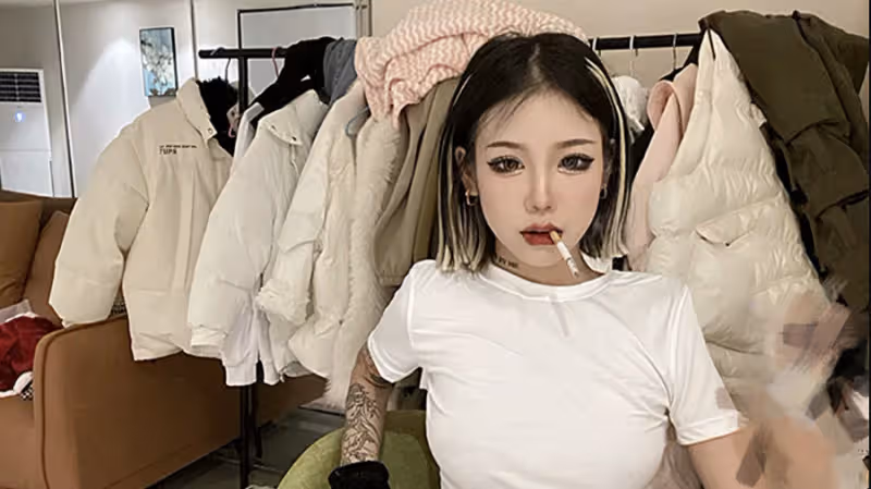不可思議！16歲網紅當街打人，全身大片刺青，疑似從事特殊職業！