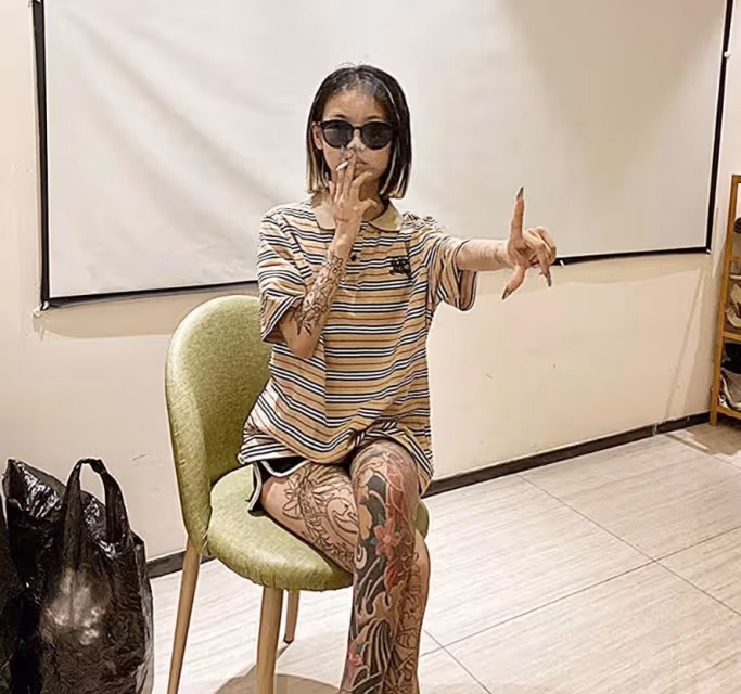 不可思議！16歲網紅當街打人，全身大片刺青，疑似從事特殊職業！
