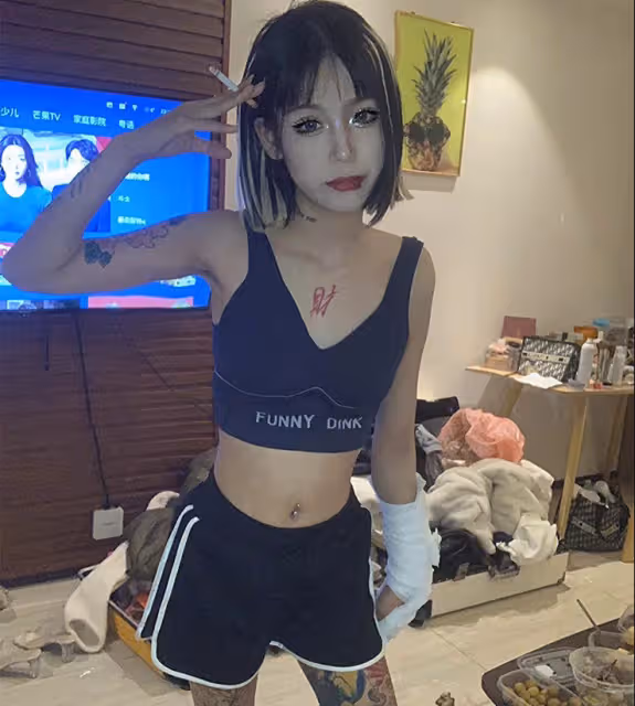 不可思議！16歲網紅當街打人，全身大片刺青，疑似從事特殊職業！