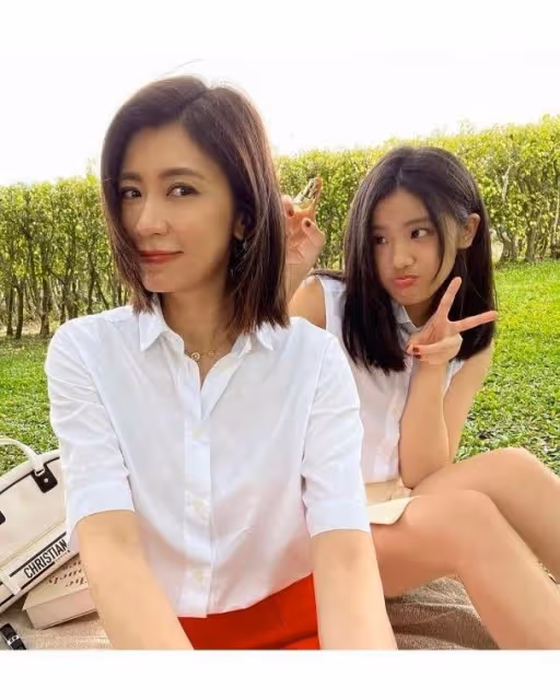 賈靜雯美國陪女兒意外受傷!手指化膿紅得發紫,被誤診忙返台求助