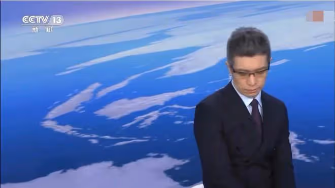 央視新聞節目現播出事故,廣告中途畫面切錯,朱廣權開小差受驚嚇
