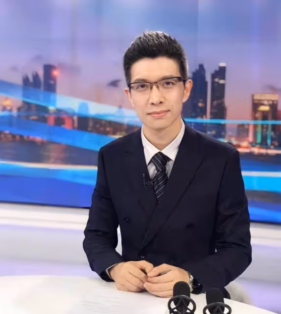 央視新聞節目現播出事故,廣告中途畫面切錯,朱廣權開小差受驚嚇