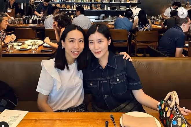 劉德華小姨子坐豪華私人飛機旅行,和老公飛到新加坡見閨蜜