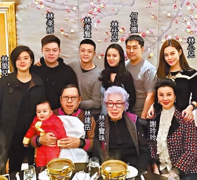 24歲何超欣成為高級品酒會成員,與名媛謝玲玲同台出席活動