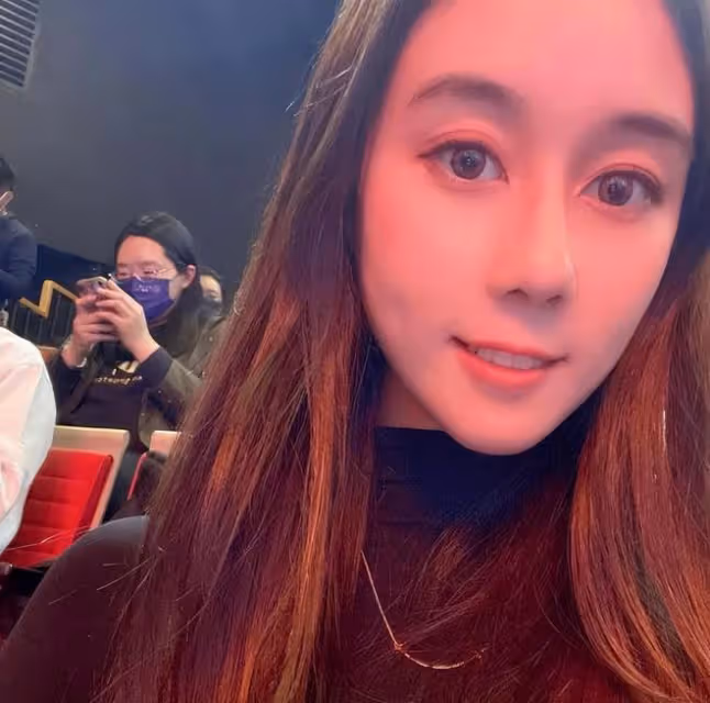 24歲何超欣成為高級品酒會成員,與名媛謝玲玲同台出席活動