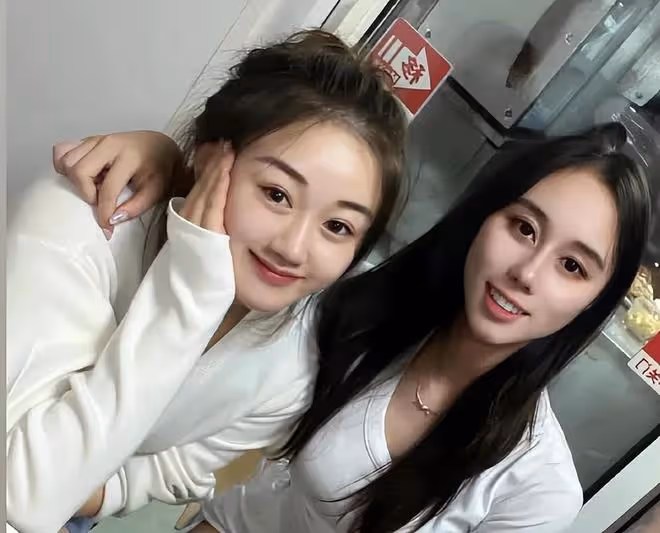 24歲何超欣成為高級品酒會成員,與名媛謝玲玲同台出席活動
