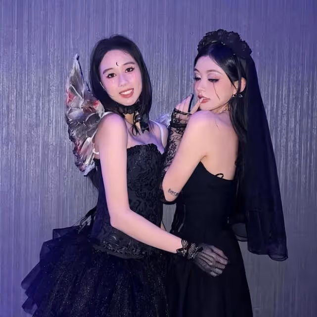 24歲何超欣成為高級品酒會成員,與名媛謝玲玲同台出席活動