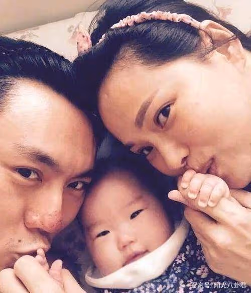 秦昊整容前舊照曝光，又黑又土堪稱換頭，難怪伊能靜女兒是單眼皮