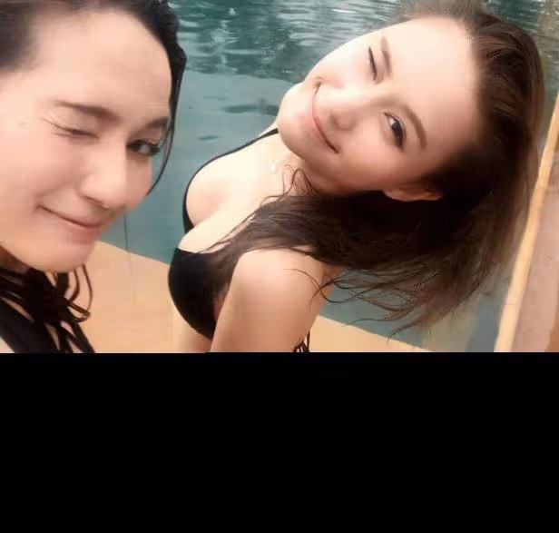 30歲何超蓮曬時尚舊照！側躺地上秀時尚曲線，皮膚白皙唇色粉美