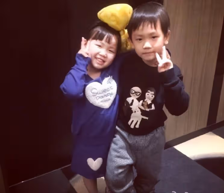 兄妹同框!13歲王子豪身高猛躥,王子珊扎雙馬尾辮遺傳媽媽美貌