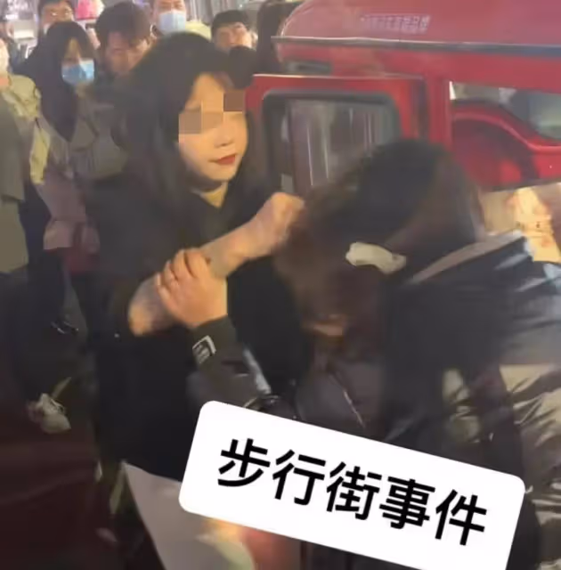 離譜!白衣小伙王天陽遭網暴,委屈向眼鏡女道歉,女網紅有精神病