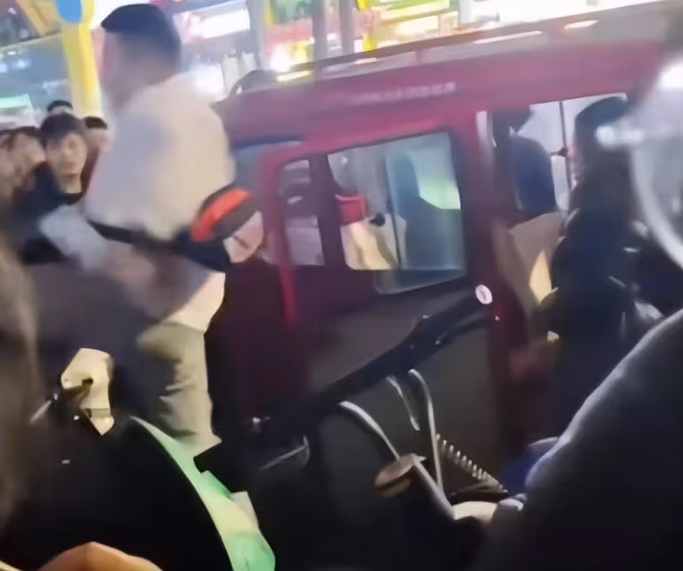 離譜!白衣小伙王天陽遭網暴,委屈向眼鏡女道歉,女網紅有精神病