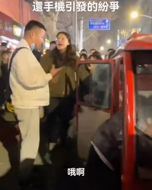 離譜!白衣小伙王天陽遭網暴,委屈向眼鏡女道歉,女網紅有精神病