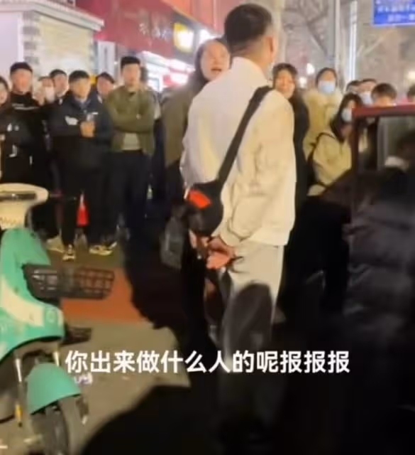 離譜!白衣小伙王天陽遭網暴,委屈向眼鏡女道歉,女網紅有精神病