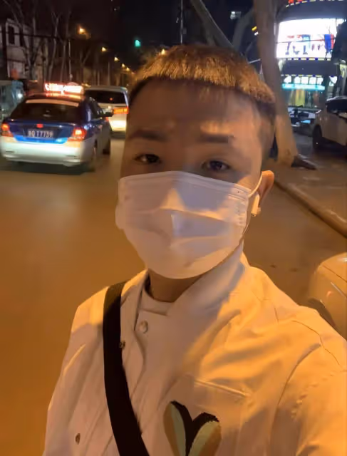 離譜!白衣小伙王天陽遭網暴,委屈向眼鏡女道歉,女網紅有精神病