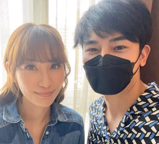 43歲徐子珊罕露面凍齡似少女,已賣車賣房移居英國,讀心理學博士