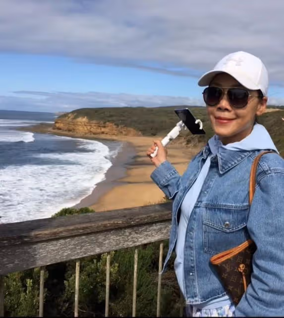 56歲田震分享墨爾本秋季,吃名貴海鮮說流利英語,背萬元包很年輕