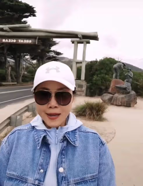 56歲田震分享墨爾本秋季,吃名貴海鮮說流利英語,背萬元包很年輕