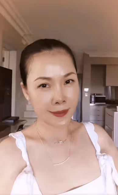 56歲田震分享墨爾本秋季,吃名貴海鮮說流利英語,背萬元包很年輕