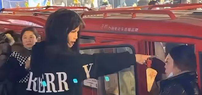 16歲網紅打人女孩身份被扒,拉架男孩慘被網暴,已向女方同伴道歉