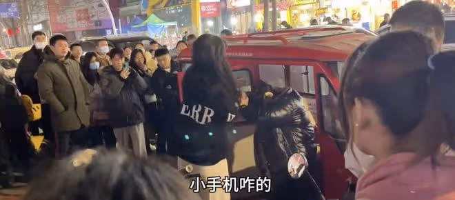 16歲網紅打人女孩身份被扒,拉架男孩慘被網暴,已向女方同伴道歉