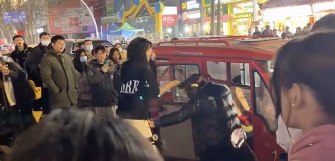 16歲網紅打人女孩身份被扒,拉架男孩慘被網暴,已向女方同伴道歉