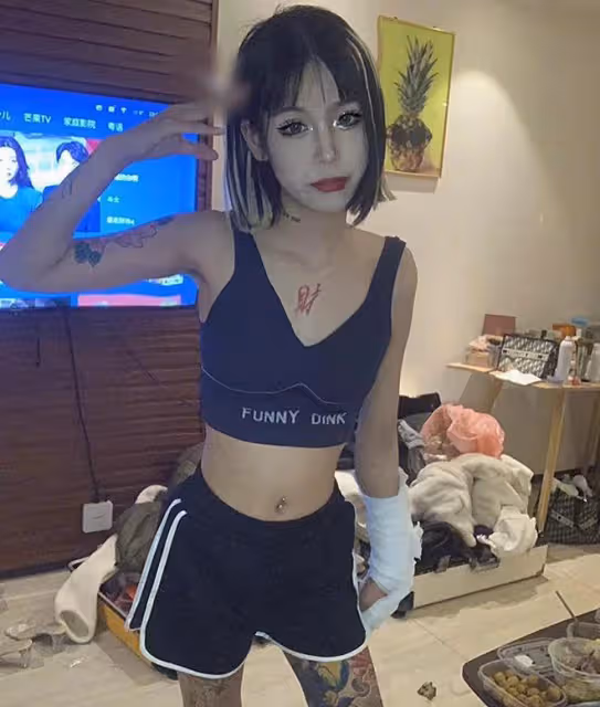 16歲網紅打人女孩身份被扒,拉架男孩慘被網暴,已向女方同伴道歉