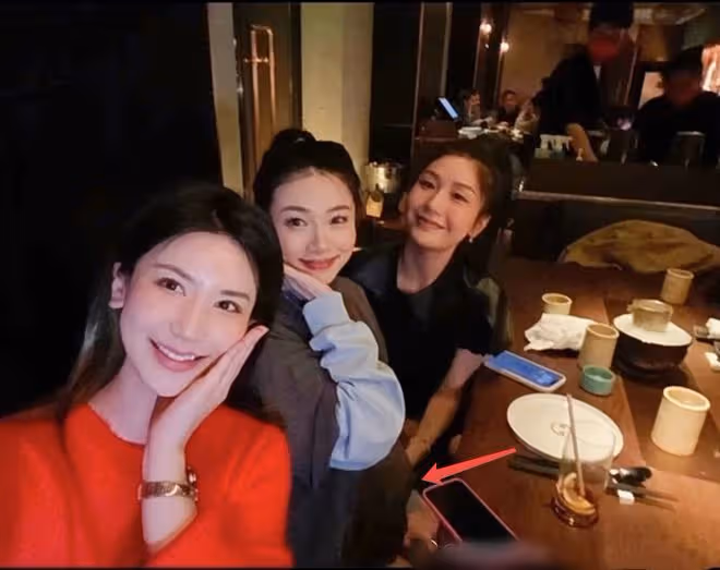 吳千語和程曉玥聚會,手捧對方孕肚,程曉玥撩起寬鬆外衣肚大如籮
