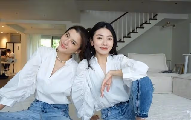 吳千語和程曉玥聚會,手捧對方孕肚,程曉玥撩起寬鬆外衣肚大如籮