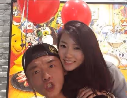 吳千語和程曉玥聚會,手捧對方孕肚,程曉玥撩起寬鬆外衣肚大如籮