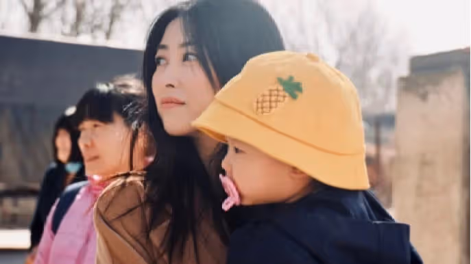 朱珠夫婦帶女兒獻愛心，現場與殘障兒童親切互動，一家三口超有愛