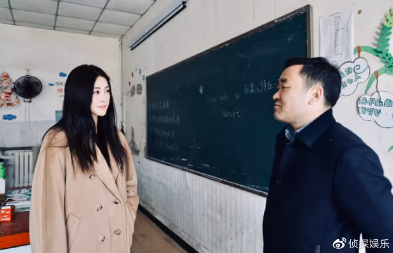 朱珠夫婦帶女兒獻愛心,現場與殘障兒童親切互動,一家三口超有愛