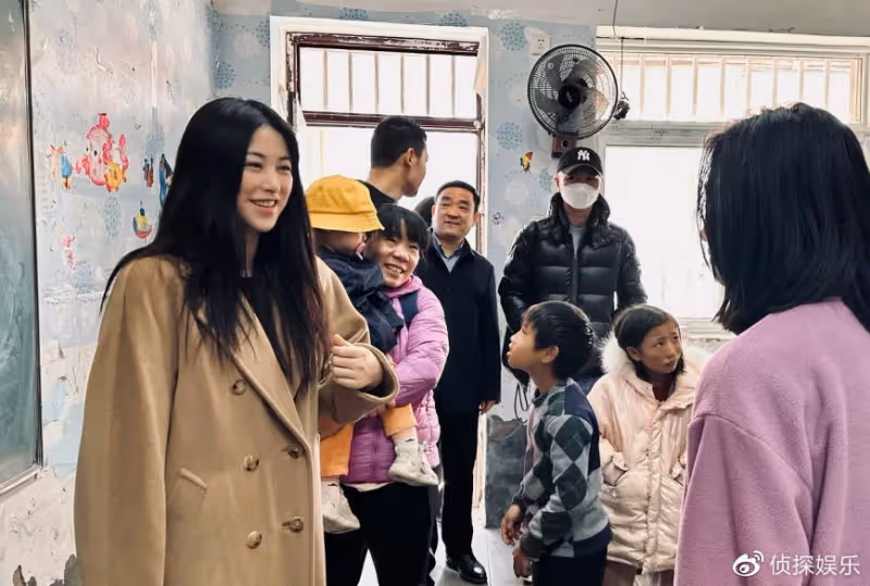 朱珠夫婦帶女兒獻愛心,現場與殘障兒童親切互動,一家三口超有愛