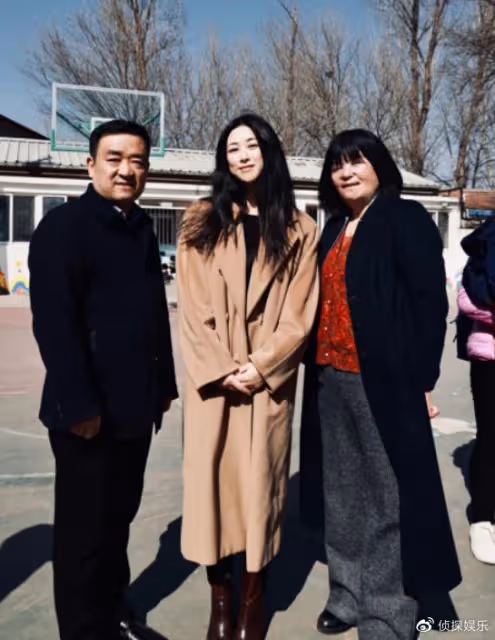 朱珠夫婦帶女兒獻愛心,現場與殘障兒童親切互動,一家三口超有愛