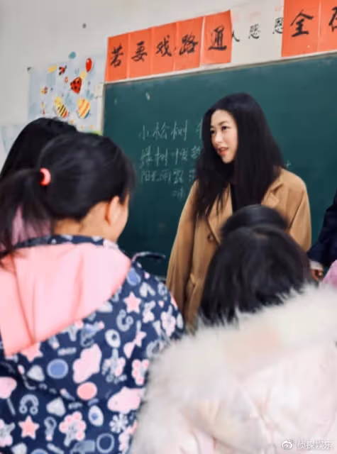 朱珠夫婦帶女兒獻愛心,現場與殘障兒童親切互動,一家三口超有愛