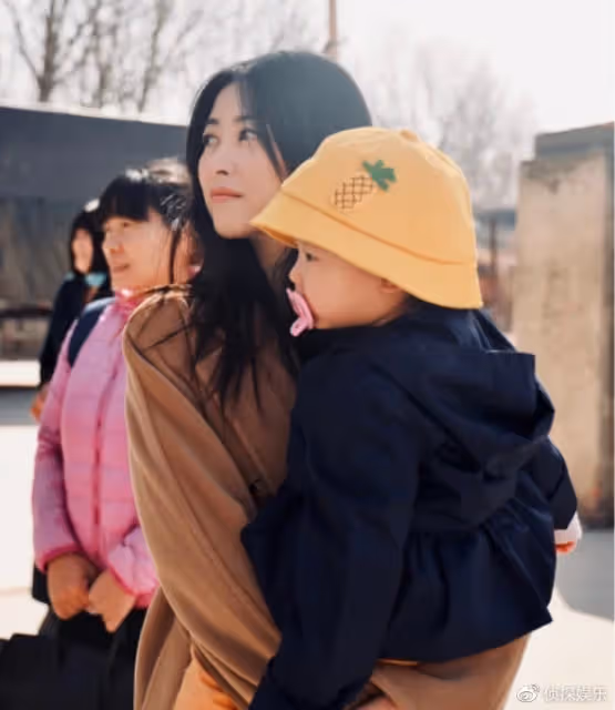 朱珠夫婦帶女兒獻愛心,現場與殘障兒童親切互動,一家三口超有愛