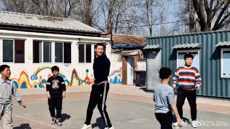 朱珠夫婦帶女兒獻愛心,現場與殘障兒童親切互動,一家三口超有愛