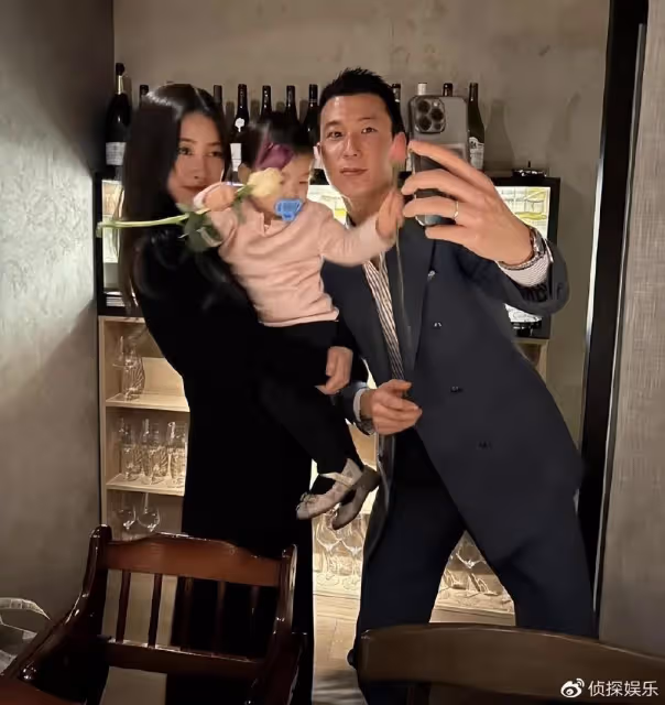 朱珠夫婦帶女兒獻愛心,現場與殘障兒童親切互動,一家三口超有愛