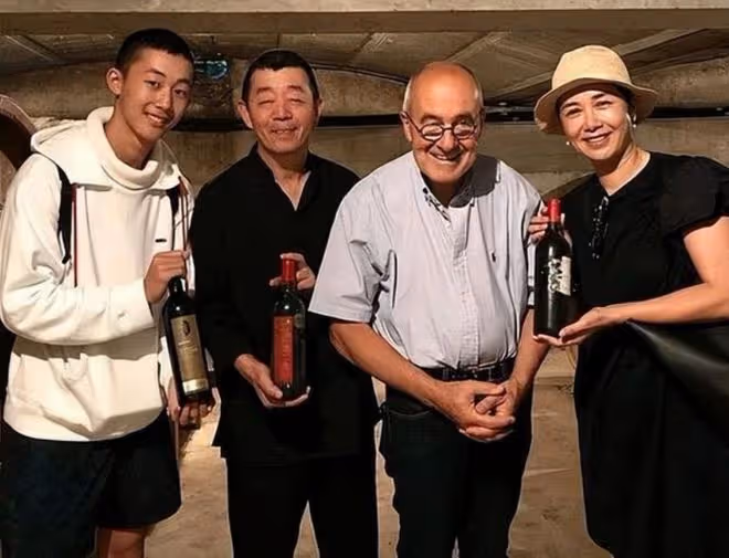 56歲蔣雯麗素顏現身,與孫悅去滑雪凍到臉紅,老公顧長衛沒有露面