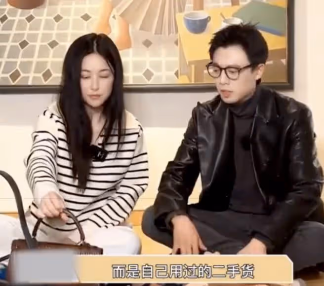 朱珠回應直播賣二手貨爭議,捐出所有款項,一家三口到學校做慈善