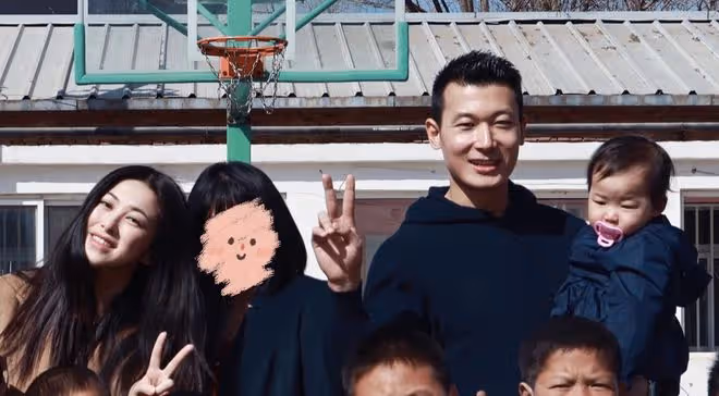 朱珠回應直播賣二手貨爭議,捐出所有款項,一家三口到學校做慈善