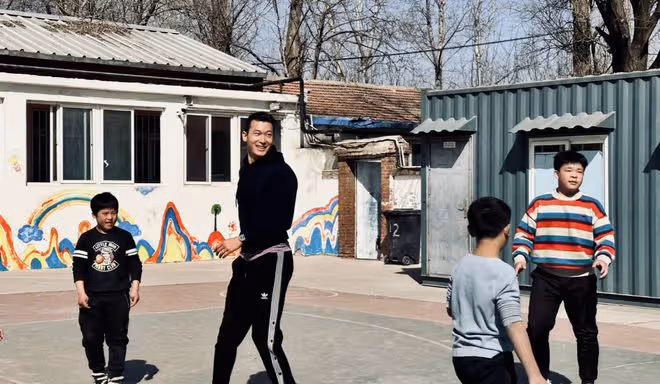 朱珠回應直播賣二手貨爭議,捐出所有款項,一家三口到學校做慈善