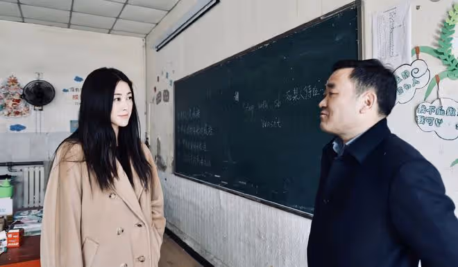 朱珠回應直播賣二手貨爭議,捐出所有款項,一家三口到學校做慈善