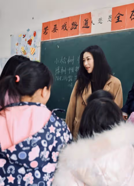 朱珠回應直播賣二手貨爭議,捐出所有款項,一家三口到學校做慈善