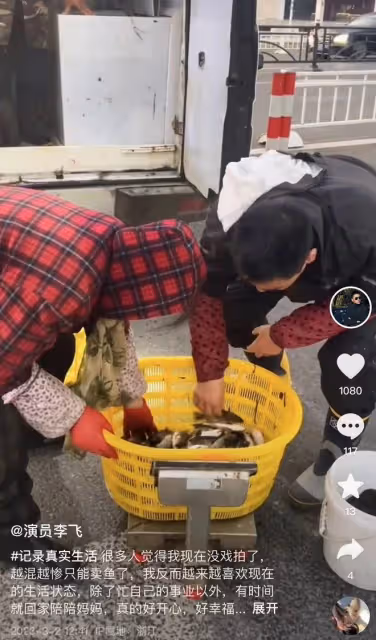 40歲演員無戲拍賣魚近一年！路邊擺地攤滿身污垢，稱喜歡現在生活