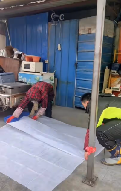 40歲演員無戲拍賣魚近一年！路邊擺地攤滿身污垢，稱喜歡現在生活