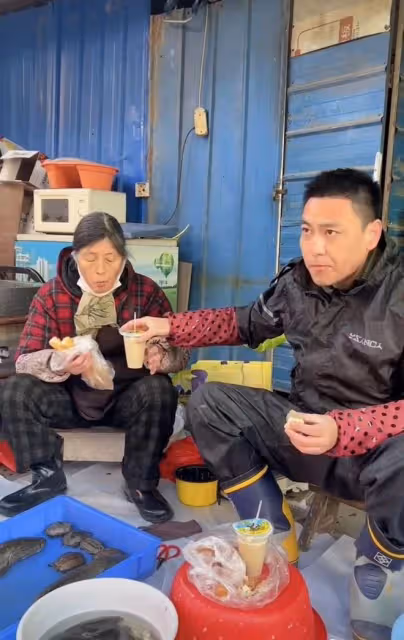 40歲演員無戲拍賣魚近一年！路邊擺地攤滿身污垢，稱喜歡現在生活