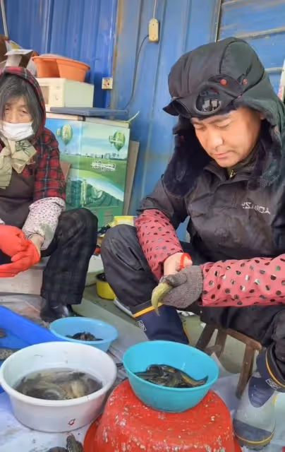 40歲演員無戲拍賣魚近一年！路邊擺地攤滿身污垢，稱喜歡現在生活